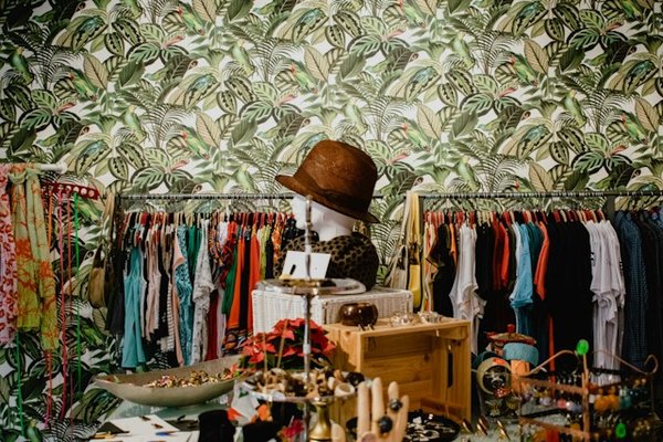 Quelles sont les astuces pour organiser une garde-robe minimaliste et fonctionnelle ?